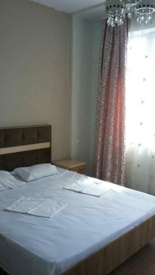 Homestay Izolda Batumi Esterno foto