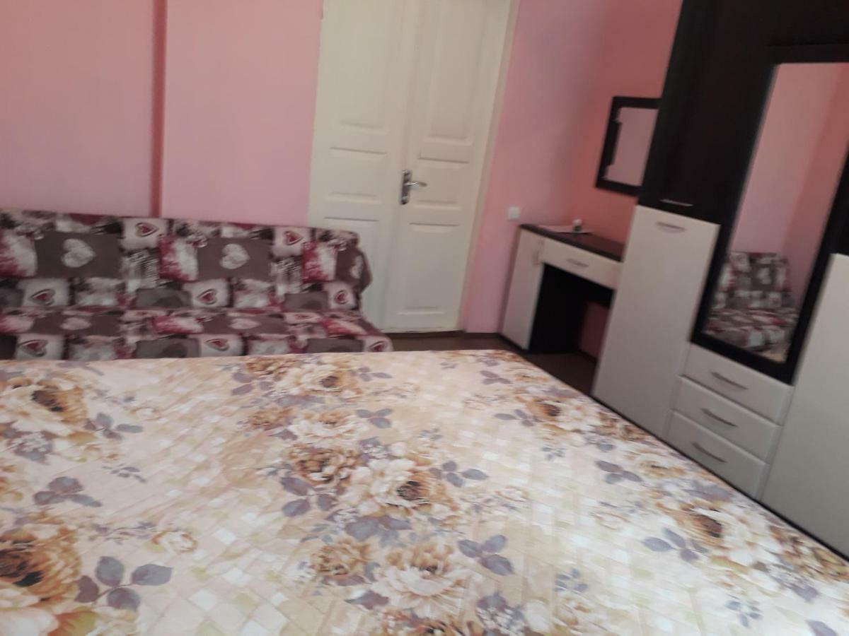 Homestay Izolda Batumi Esterno foto